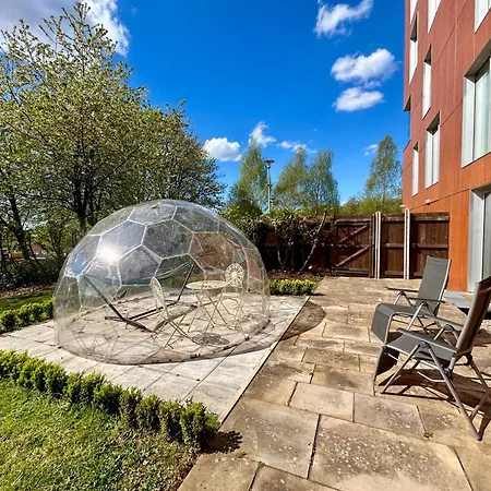Private Garden Apartment With Geodome Manchester Exterior photo